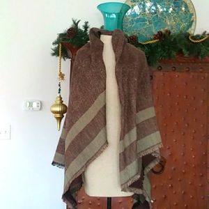 NWT EXTRA LARGE COZY BLANKET SCARF IN BROWNS/TAN/BLACK. WEAR IT MULTIPLE WAYS.